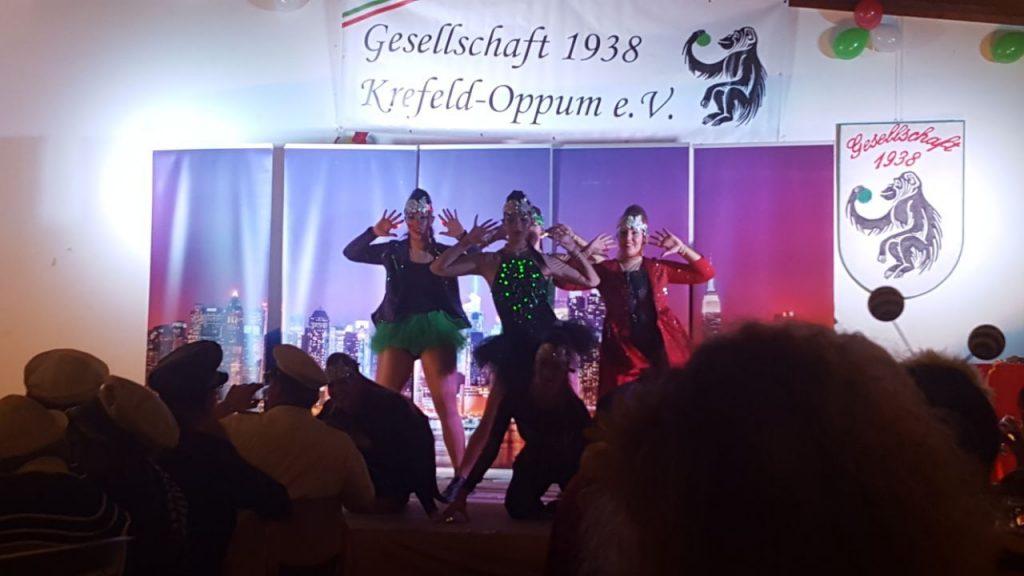 Die Tanzgruppe Närrische Elf aus Essen auf der Kostümsitzung der 38er