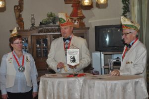 Teile des Vorstands der 38er stehen für die vielen Ehrungen und die Verleihung der Orden bereit