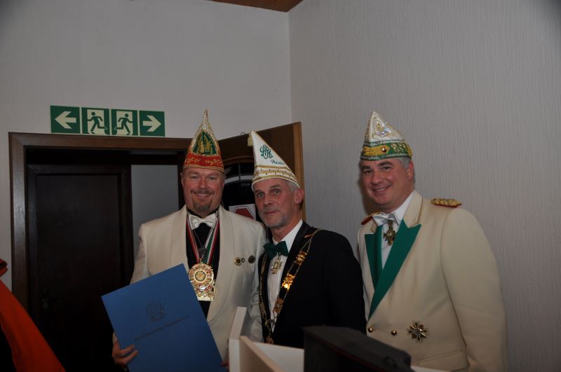 Sascha Rülicke erhält von Präsident Frank Schreiber (LRK) und dem "Adjutanten" Christian Cosman den BDK Orden in Gold