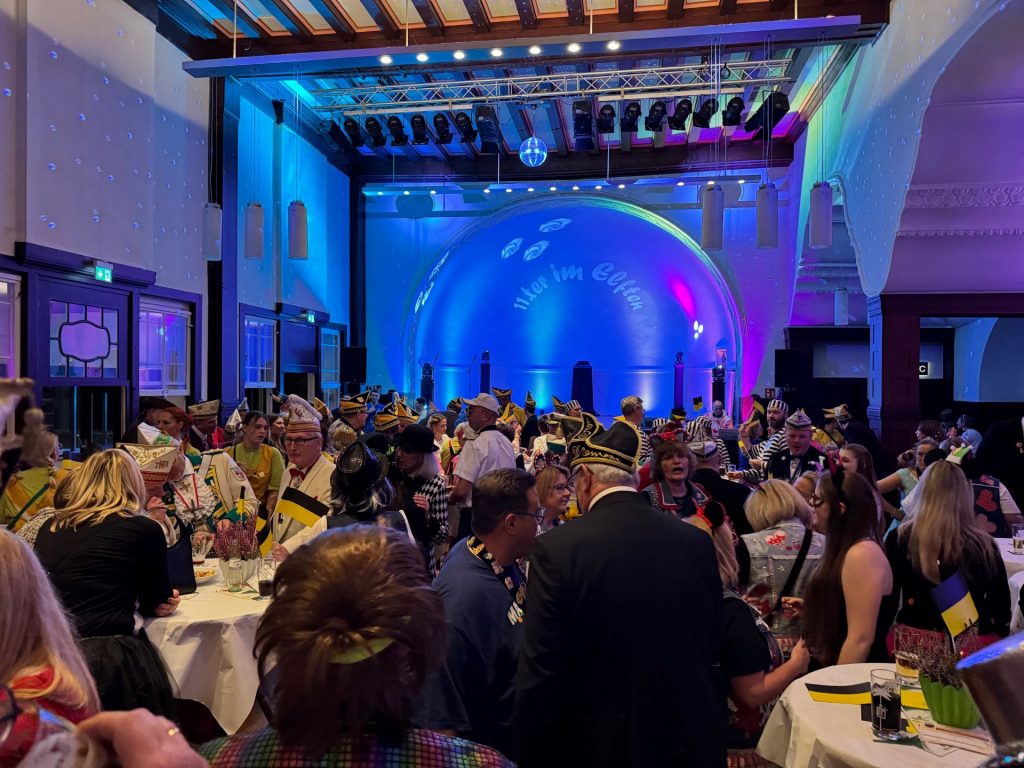 Party zum Karnevalserwachen im Stadtwaldhaus Krefeld und die 38er waren ebenfalls dabei. Mit uns feierte u.a. auch das Oppumer Prinzenpaar Achim I. und Gudrun I.