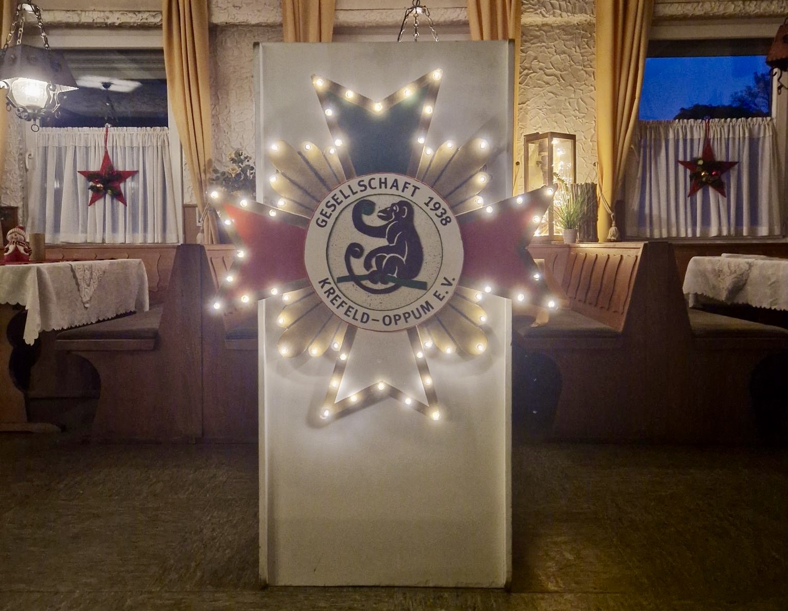 Alles vorbereitet für den Ehrenabend 2025. Das Pult mit dem Stern der 38er erstrahlt.