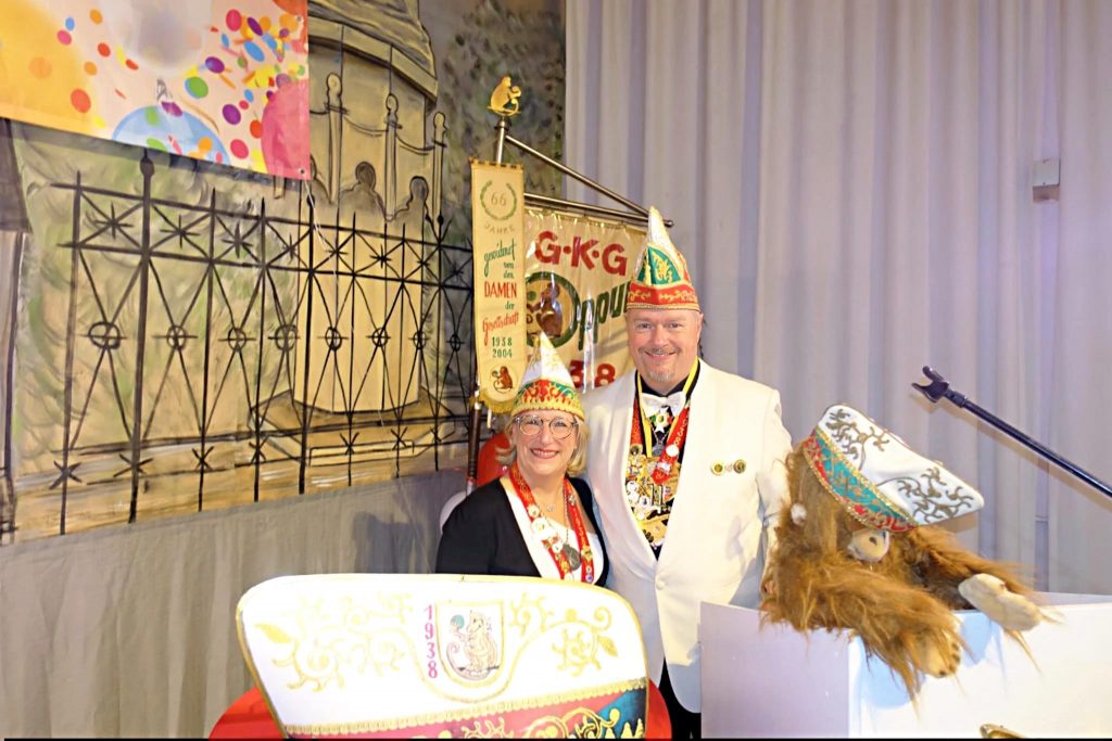 Erstmals führte Präsident Sascha Rülicke gemeinsam mit Andrea III. (Doerner), Ex-Prinzessin der Stadt Krefeld und Mitglied der Gesellschaft 1938, durch den Abend.