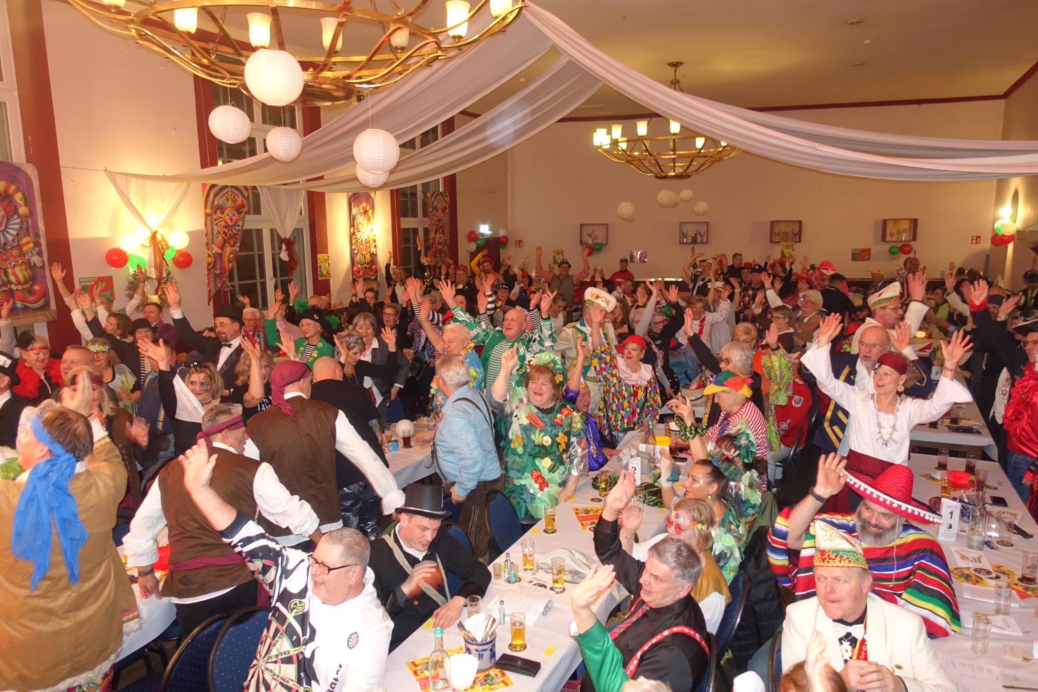 Die 38er feierten ihre Kostümsitzung im ausverkauften Saal des Fischelner Burghofs