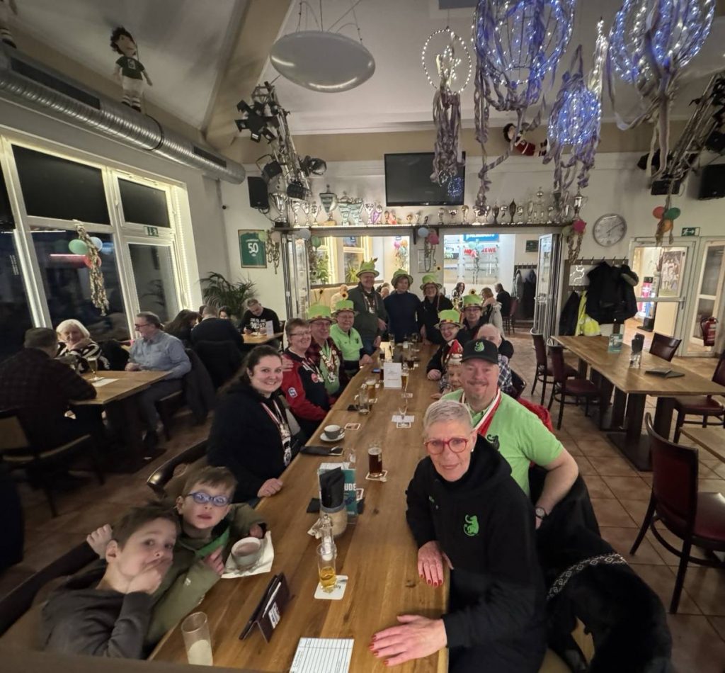 Die Mitglieder der Gesellschaft 1938 Krefeld-Oppum e.V. beim abschließenden Essen nach dem tollen Nelkensamstagszug 2026