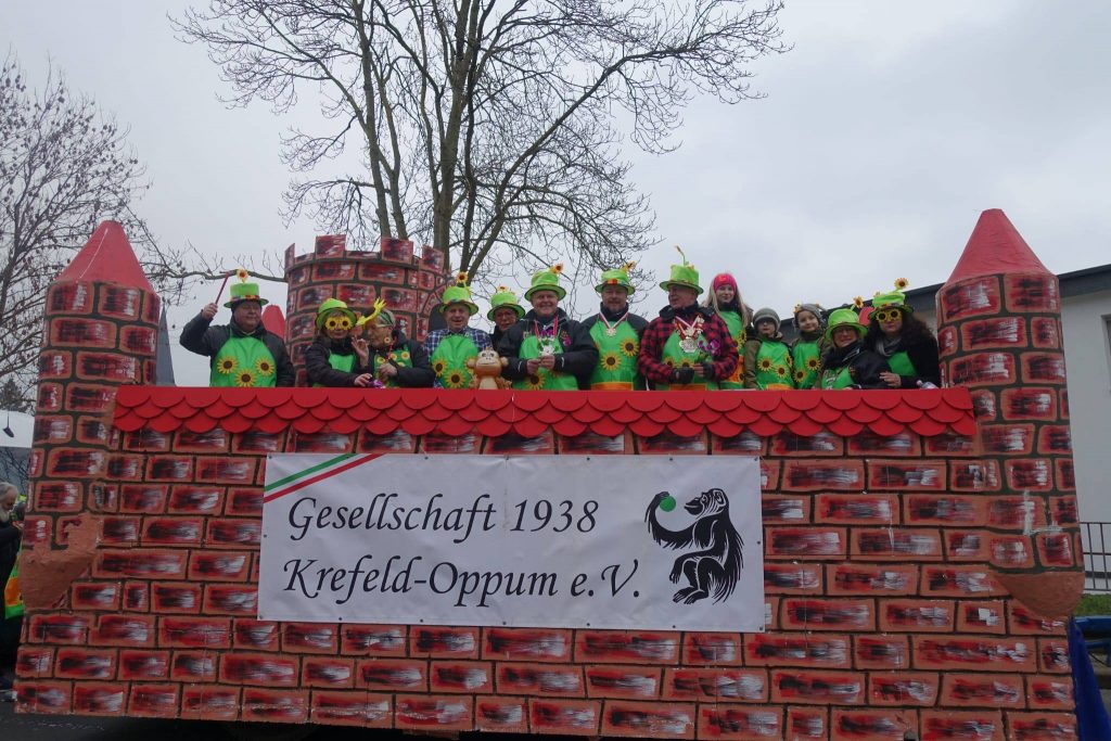 Die Mitglieder der Gesellschaft 1938 Krefeld-Oppum e.V. fahren mit dem Wagen im Nelkensamstagszug 2026 unter dem Motto: „Brauchtum verbindet… Alles blüht auf“