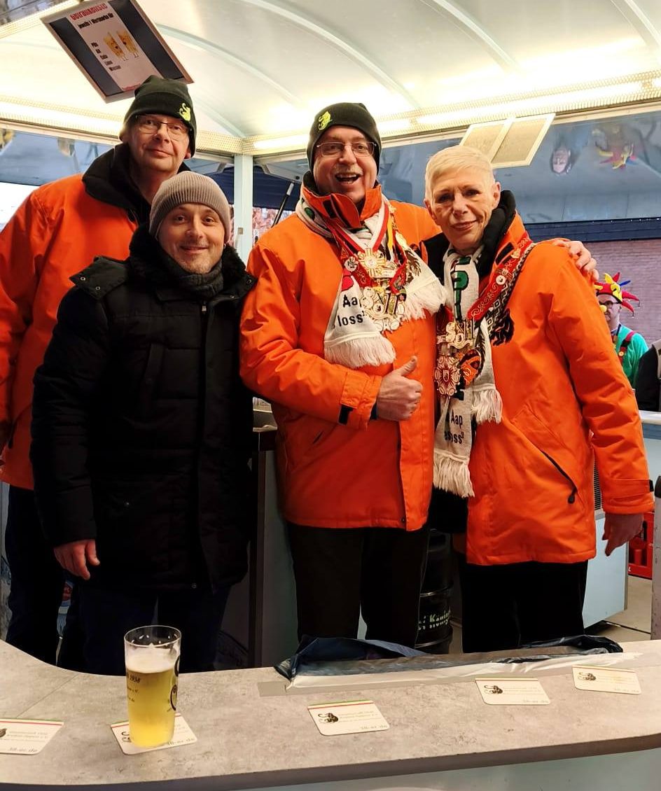 Gut gelaunt, trotz der Arbeit im Bierwagen. Die 38er sorgen seit Jahren für den Straßenkarneval an Altweiber