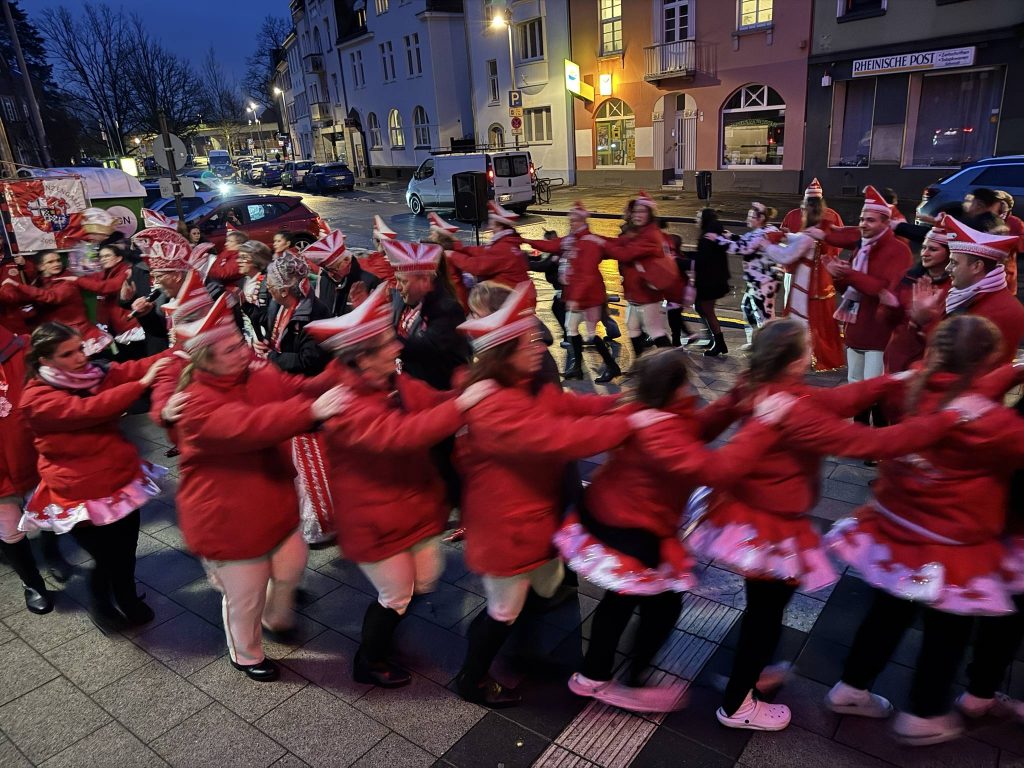 Große Polonaise beim Altweibertreiben 2026 der Gesellschaft 1938 Krefeld-Oppum e.V.