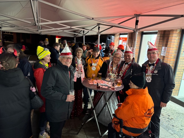 Das Oppumer Prinzenpaar Achim I. und Gudrun I. samt Kabinett feierten lange weiter beim Altweibertreiben 2026 der Gesellschaft 1938 Krefeld-Oppum e.V.