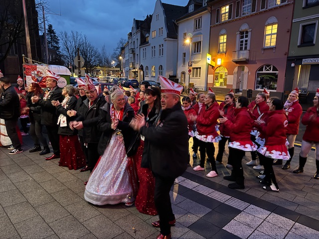 Die Jugendprinzessin Shirley I. und das Oppumer Prinzenpaar Achim I. und Gudrun I. beim Altweibertreiben 2026 der Gesellschaft 1938 Krefeld-Oppum e.V.