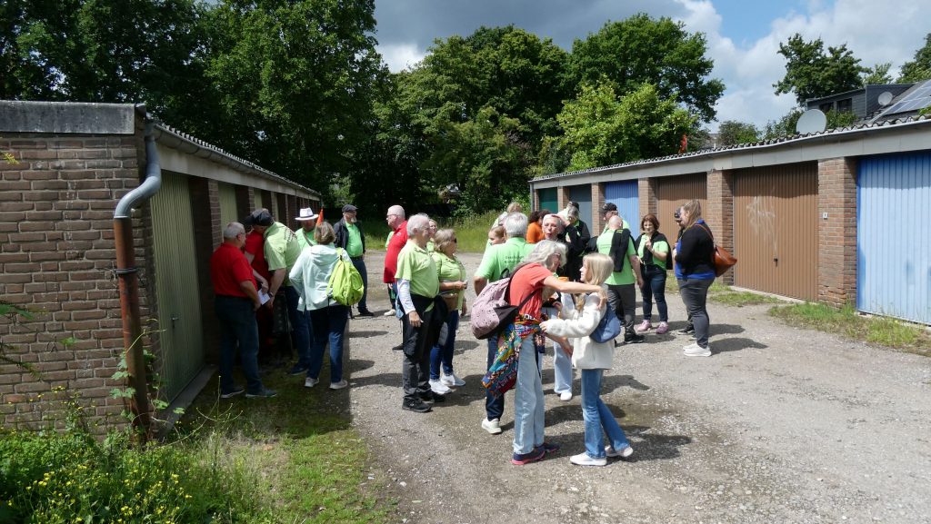 Die 38er stellen sich am Garagenhof mit dem Bollerwagen/ Bollerzug zur Bollerwagentour 2026 auf.