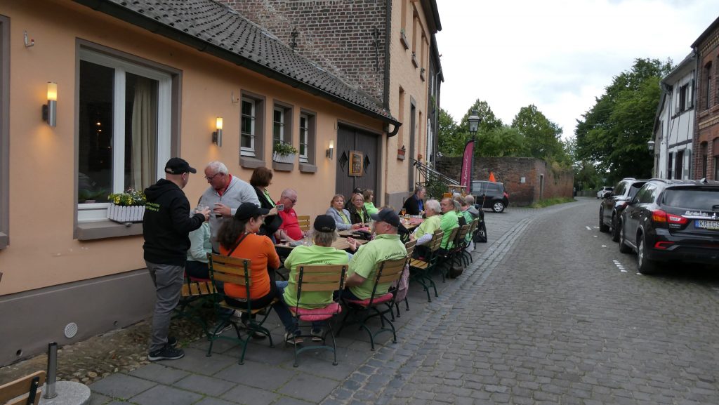 Die 38er sind "Em Kontörke" eingekehrt auf der Bollerwagentour 2026.