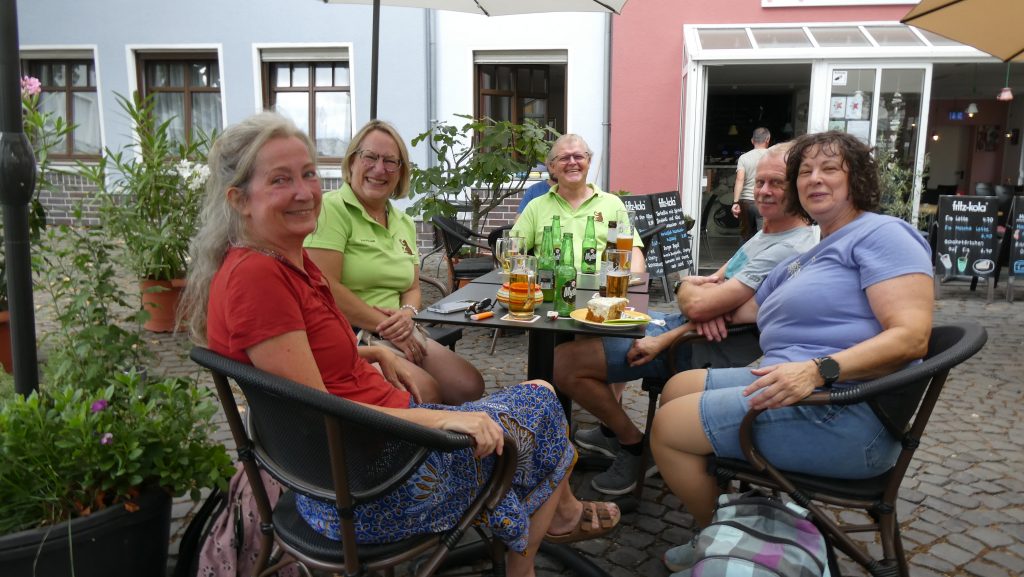 Die radelnden 38er beim glücklichen Zwischenhalt