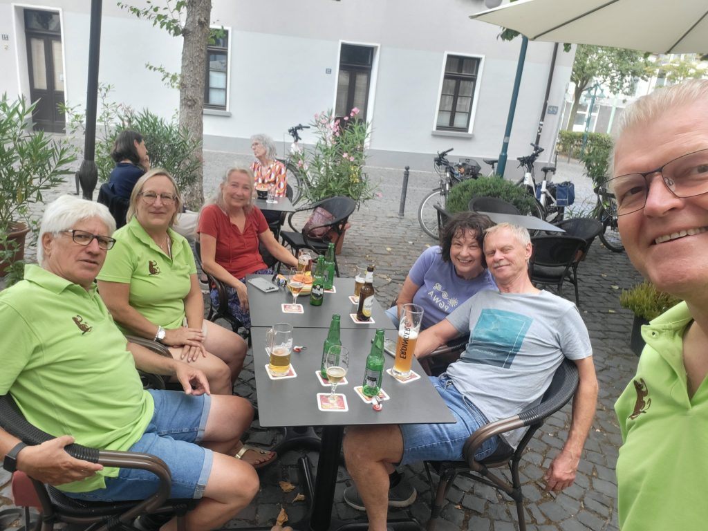 Die radelnden 38er beim Zwischenstop